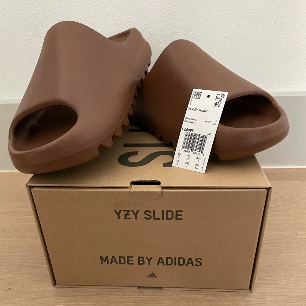NWT Yeezy Slides - Flax